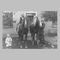 079-0046 Ernst Lewerenz im Hof seines Anwesens mit seinen Kindern als stolze Reiter.JPG